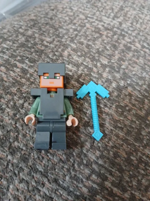 Lego Minecraft Alex Minifig.  M