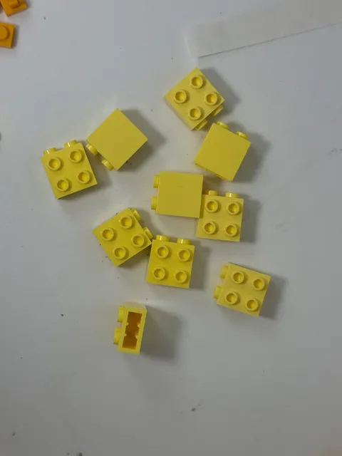 LEGO , Modified 1 x 2 x  1 2/3 with Studs on Side 22885-BRIGHT YELLOW qty 10