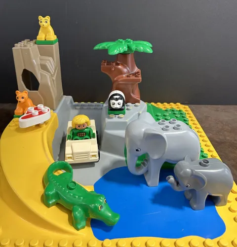 Lego Duplo 15" Zoo Baseplate (3D 2295) with figure, vehicle, animals, tree, rock