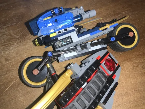 Lego Desert Lightning Bike 70622 INCOMPLETE READ DISCRIPTION