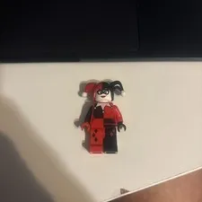 NEW LEGO Harley Quinn Minifigure sh0024 Red & Black Hands DC Superheroes Batman