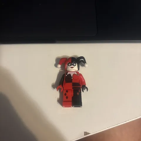 NEW LEGO Harley Quinn Minifigure sh0024 Red & Black Hands DC Superheroes Batman