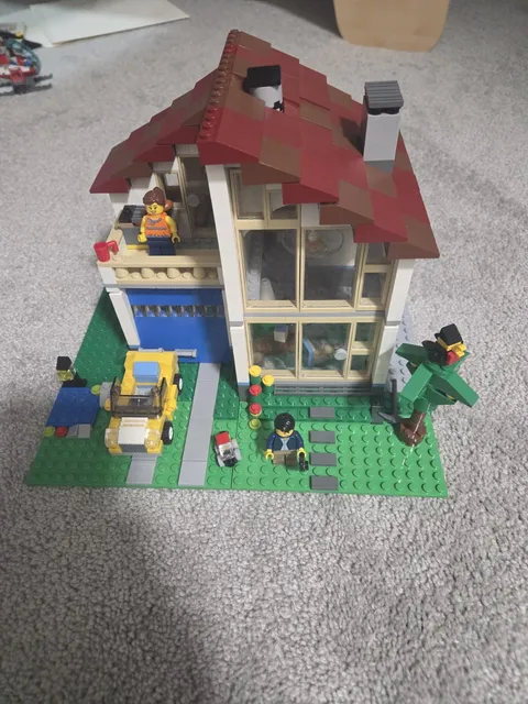 Lego 31012 Creator Family House Set w/ Minifigures & Manuals READ!