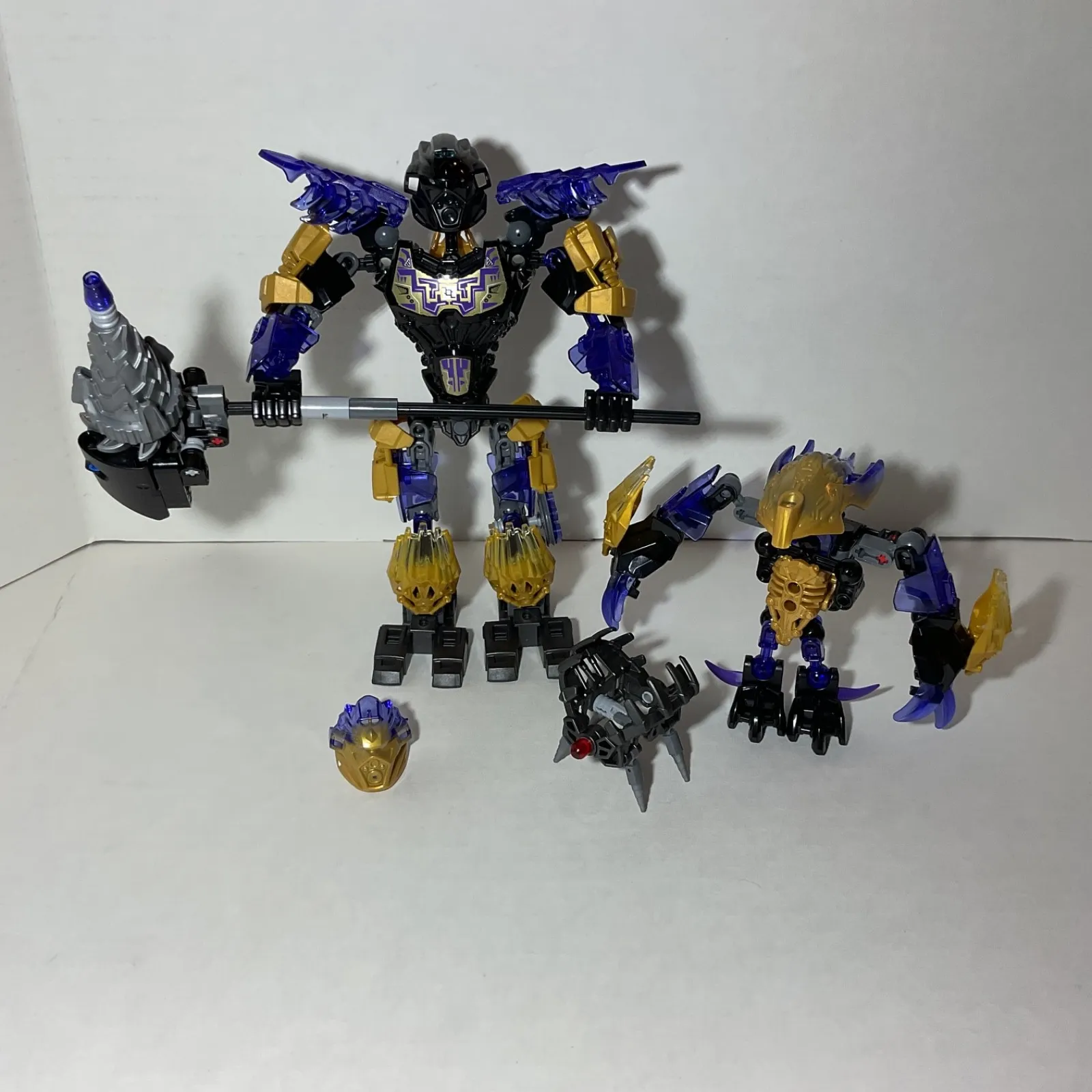 LEGO Bionicle Onua Uniter of Earth 71309 with Terak Creature of Earth 71304
