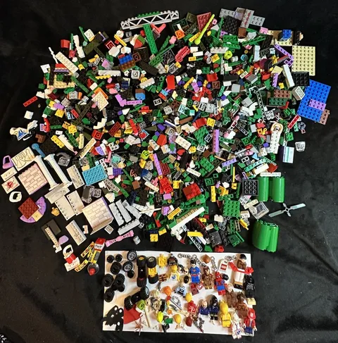 Lego Lot of 2 1/2 Pounds Of Lego Mini Figures Minifigures Keychain Tires AG Doll