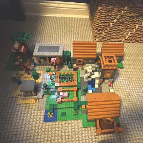 LEGO Minecraft The Village 21128 Complete Built Lot w/all figures and pieces