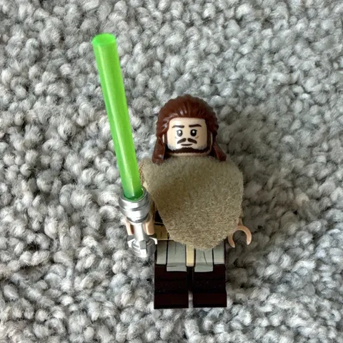 LEGO Star Wars Set 75383 Qui Gong-Jin w/ Green Lightsaber, Hair Piece & Tan Cape