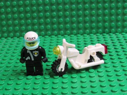 Classic Lego Town Patrol Officer w/ Zipper Jacket & Motorcycle helmet CP32