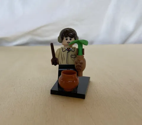 Lego Harry Potter Minifigure - Neville With Mandrake