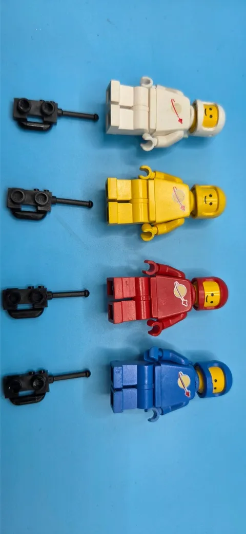 Vintage LEGO Minifigure Classic Space Spaceman x4 Red Blue Yellow White lot )