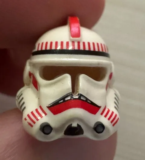 LEGO Minifigure Helmet – Phase 2 Clone Trooper with Red Markings (Open Visor)