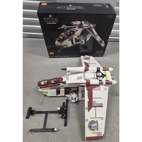 LEGO STAR WARS ULTIMATE COLLECTOR'S SERIES REPUBLIC GUNSHIP COMPLETE WITH FIGS