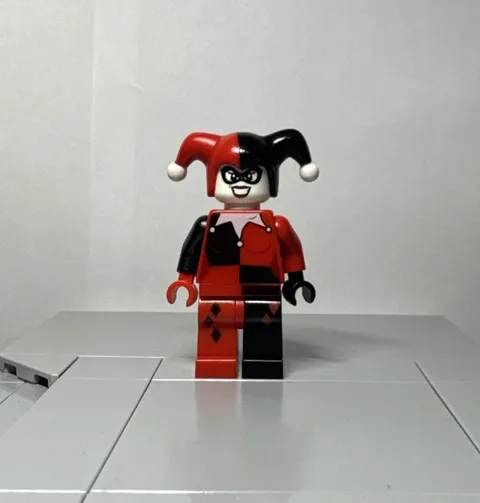 LEGO DC Superheroes Batman Harley Quinn Red & Black Hands Minifigure - sh0024