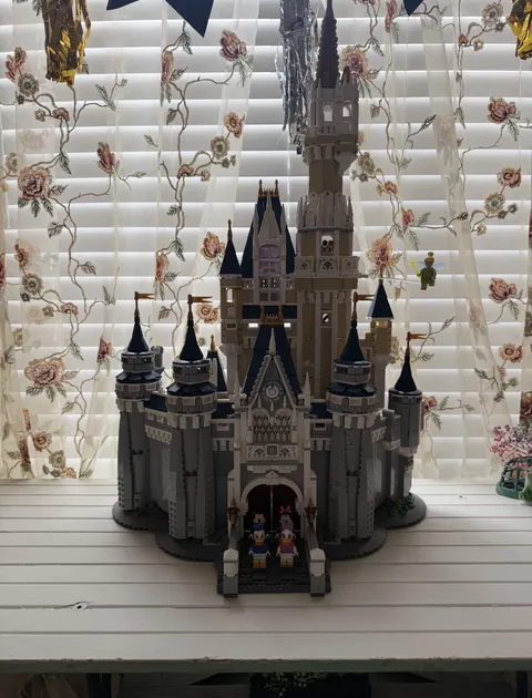 LEGO : Disney Castle (71040) Retired Minifigures included 99% Compete. 