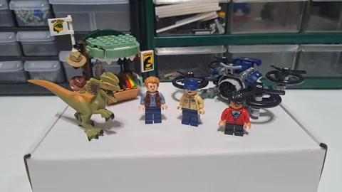 LEGO  Jurassic World - Dilophosaurus on the Loose (75934)