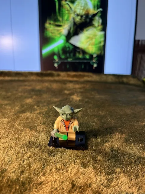 1x MINI STAR WARS YODA YEDI KNIGHT on Genuine Lego Base