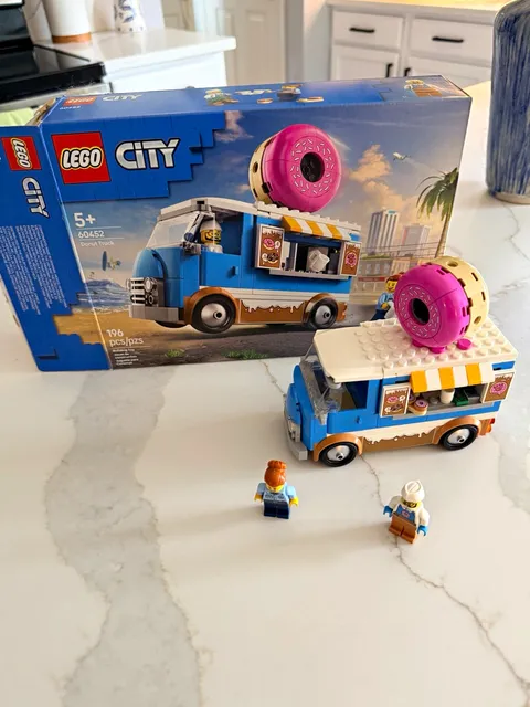 LEGO City 60452 Donut Truck Complete Set 196pc Box and Instructions