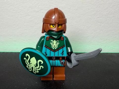 Lego Castle Female Kraken Knight Minifigure, Vending Machine (21358)