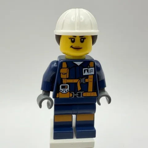 LEGO CITY Part cty0877 - Explosives Engineer, female w/ hardhat - MINT