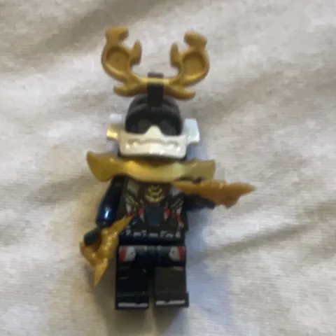 LEGO Samurai Warrior Minifigure w/ Helmet Gold Horns, Armor, Sword & Extra Head