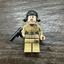 new LEGO Star Wars–The Last Jedi Minifig - Rose Tico with small Gun