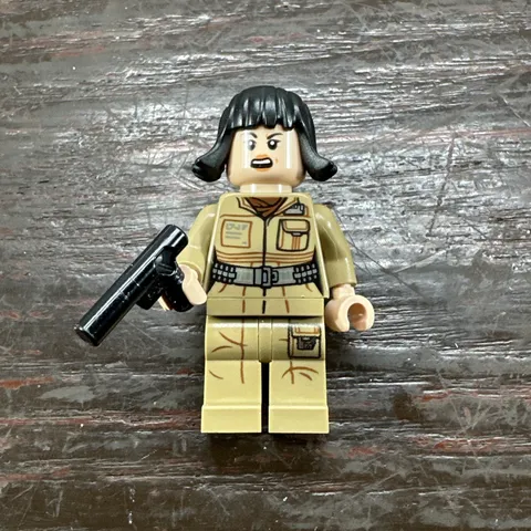 new LEGO Star Wars–The Last Jedi Minifig - Rose Tico with small Gun