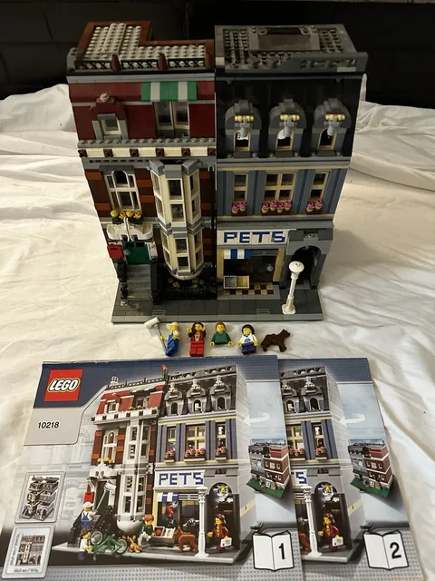 LEGO 10218 Pet Shop Near Complete w/ Manual & Minifigs