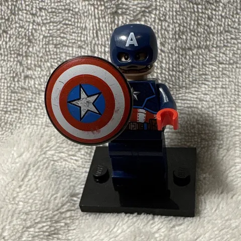 LEGO Marvel Captain America Minifigure w/ Shield & Helmet (sh0686)