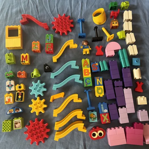 Lot Of 100 Lego Duplo Pink Purple Slides, Gears, Printed Princess Assorted Brick