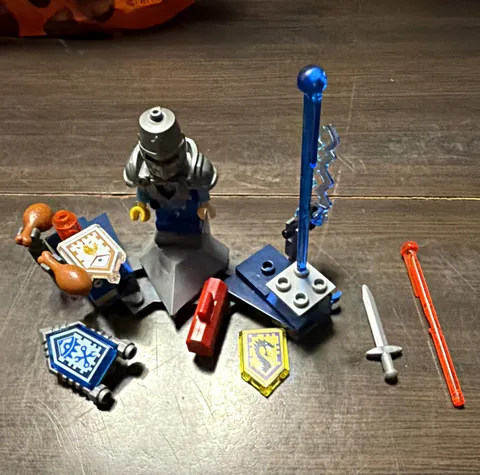LEGO NEXO KNIGHTS 70333 Ultimate Clay Lot w/ Minifigure Parts + incomplete