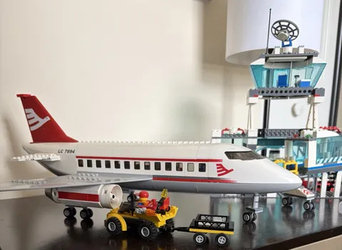 LEGO Town Airport 7894 Complete Set 703 pcs Airplane Terminal Control Tower