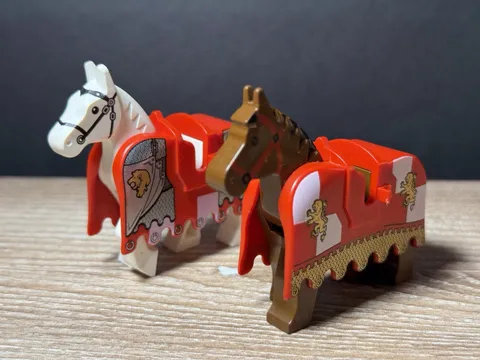 LEGO Castle Rare Vintage Horse Minifigure with Lion Barding LOT OF 2 Broken Clip