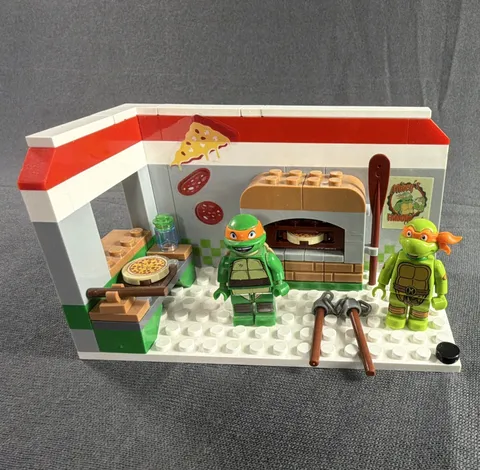 LEGO TMNT Michelangelo Pizzeria Oven Shop Set 79120 Michelangelo Minifigures