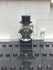 LEGO Minifigure The Penguin Fur Collar Super Heroes DC Batman 76010 sh096 Sh0096