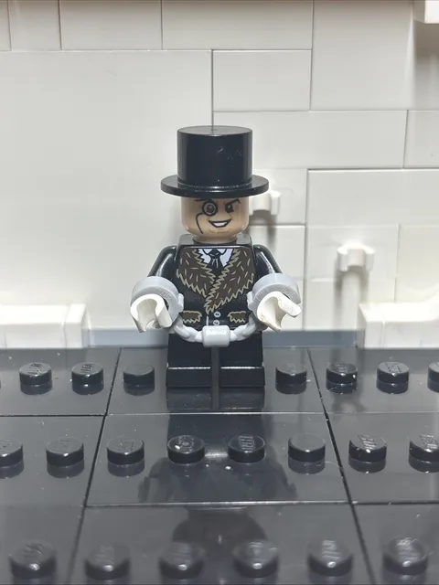LEGO Minifigure The Penguin Fur Collar Super Heroes DC Batman 76010 sh096 Sh0096