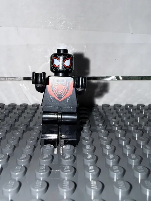 Lego Sh1099 - Spider-Man (Miles Morales) - Dark Bluish Gray Webbing on Head, Bla