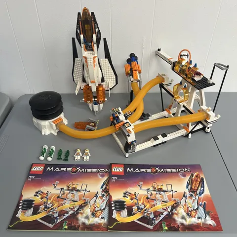 LEGO Mars Mission 7690 Eagle Command Base Complete with most Minifigures *READ*