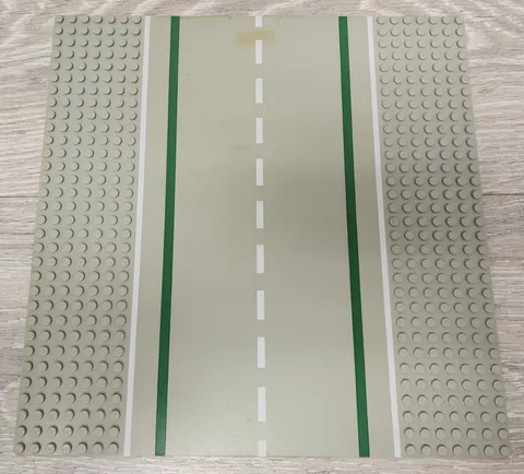 Lego 2358 2358pb04 Old Light Gray Baseplate Road 32 x 32 7-Stud Straight Green#2