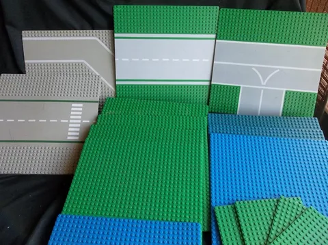 LOT/16 LEGO 32x32 16x16 16x32 16x16 Blue Green Road 30279 & Base Plates