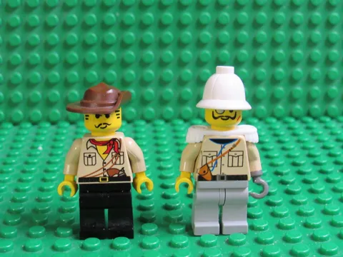 Lot 2 Vintage LEGO minifigs Johnny Thunder Lord Sam Sinister Baron Von 5975 YH54