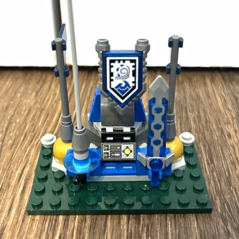 LEGO NEXO KNIGHTS Shield Dock 5004388 Complete Set 41 pcs w/ Instructions No Box