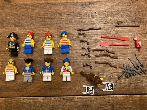 Vintage LEGO Pirates 6285 Black Seas Barracuda Minifigures & Weapons Lot