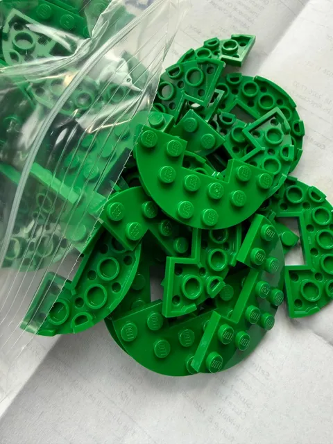 LEGO-NEW -#18646-GREEN-PLATE/ROUND/1/2/3 X 6 W/ HALF CUTOUT-20 PIECE