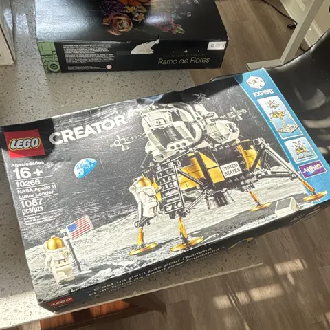LEGO Creator 10266 NASA Apollo 11 Lunar Lander 1087pcs Display Stand 16+ Box