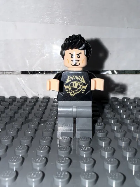 LEGO Sh0747 - Tony Stark - Black Shirt with Gold Helmet