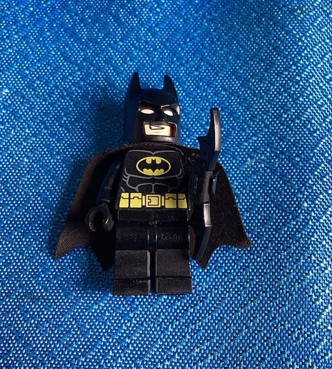 LEGO Minifigure Batman Black Suit Yellow Belt Type 1 Cowl Super Heroes DC