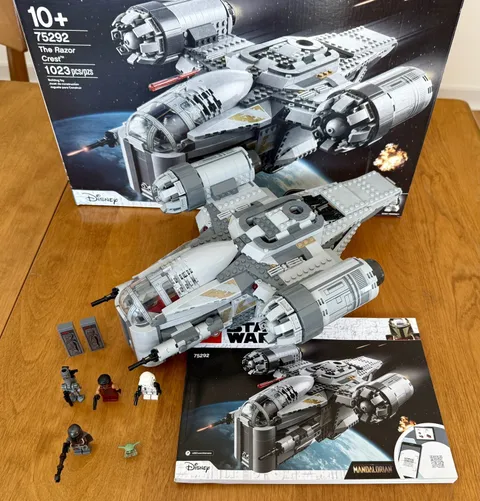 LEGO Star Wars The Razor Crest 75292 COMPLETE w/minifigs, box and instructions!