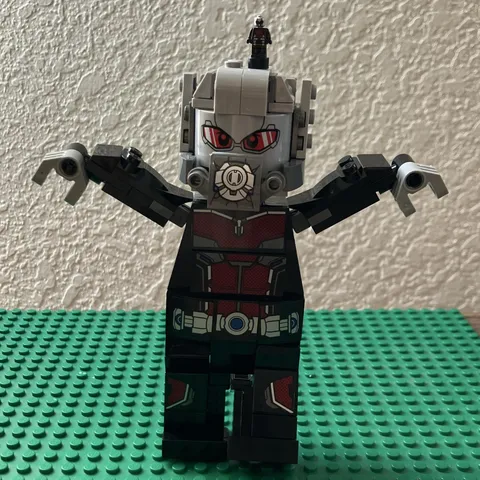 ✅LEGO Giant Ant-Man 100% COMPLETE w/ Micro Ant Man 76051