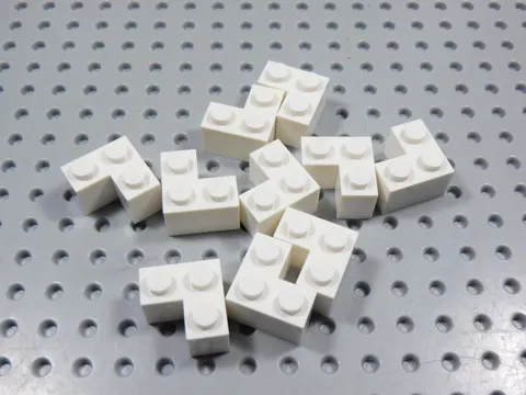 LEGO Lot of 10 White 2x2 Corner Bricks BB