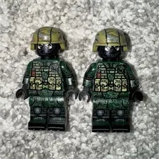 RARE Brickmania “Little Green Men” Lot of 2 